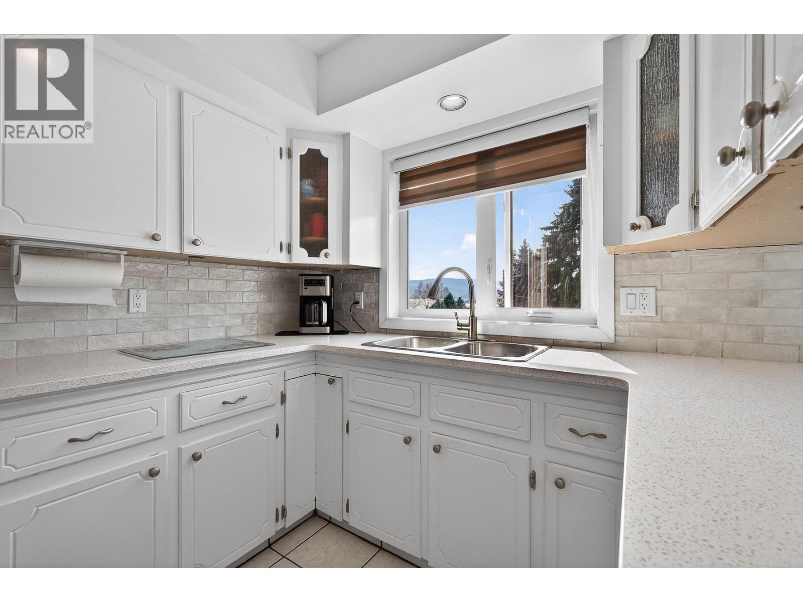 6100 MACDONALD Street, Summerland