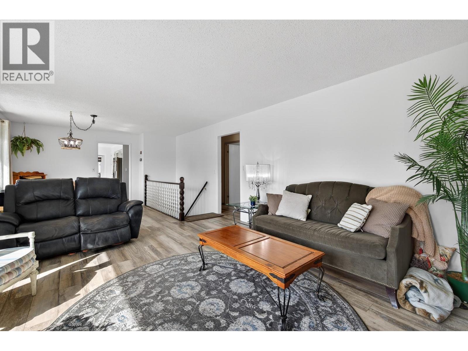 6100 MACDONALD Street, Summerland