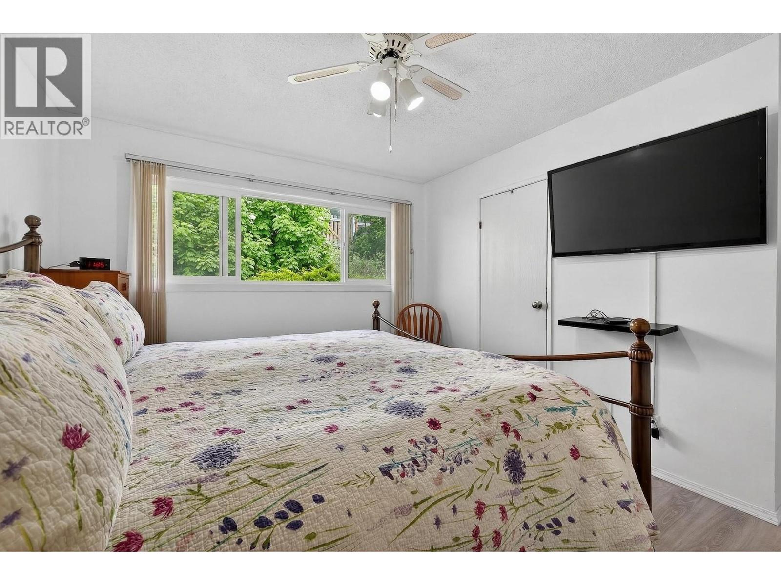 6100 MACDONALD Street, Summerland