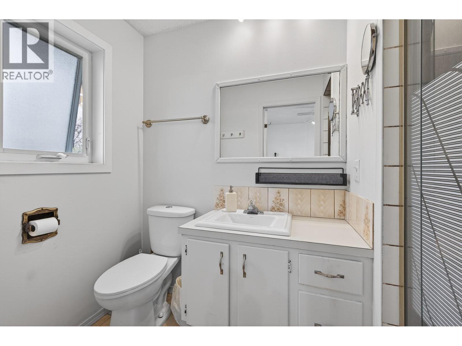 6100 MACDONALD Street, Summerland