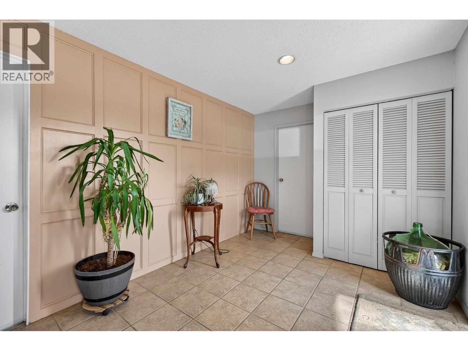 6100 MACDONALD Street, Summerland