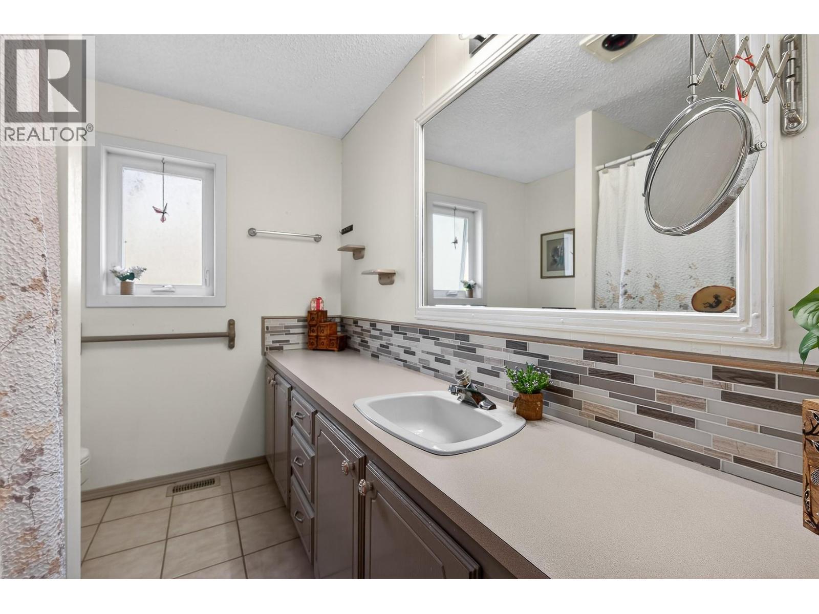 6100 MACDONALD Street, Summerland