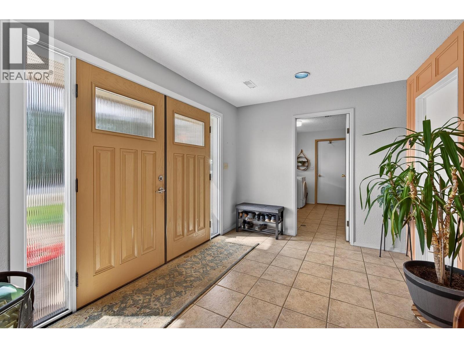 6100 MACDONALD Street, Summerland