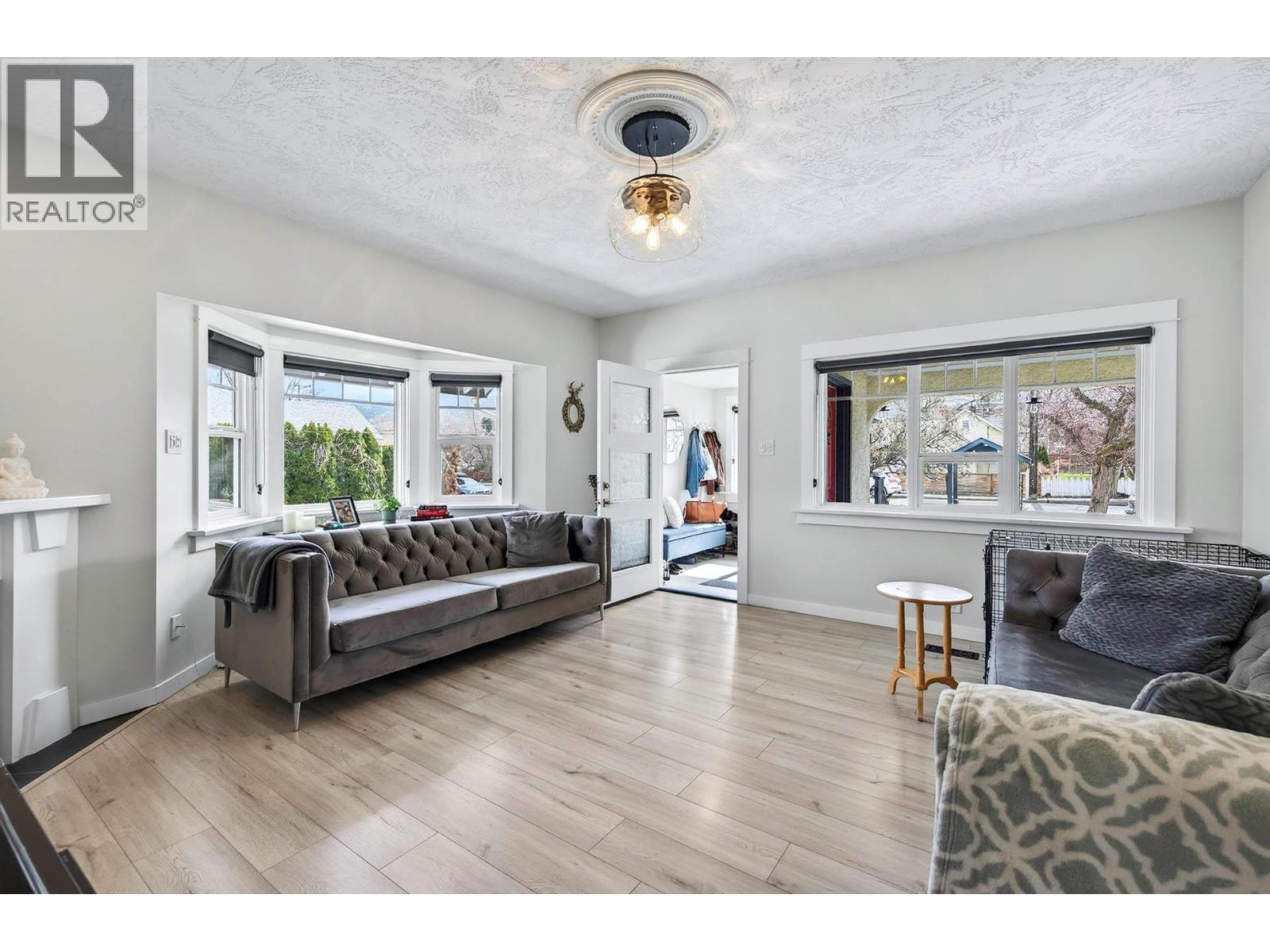 862 BATTLE STREET - 8