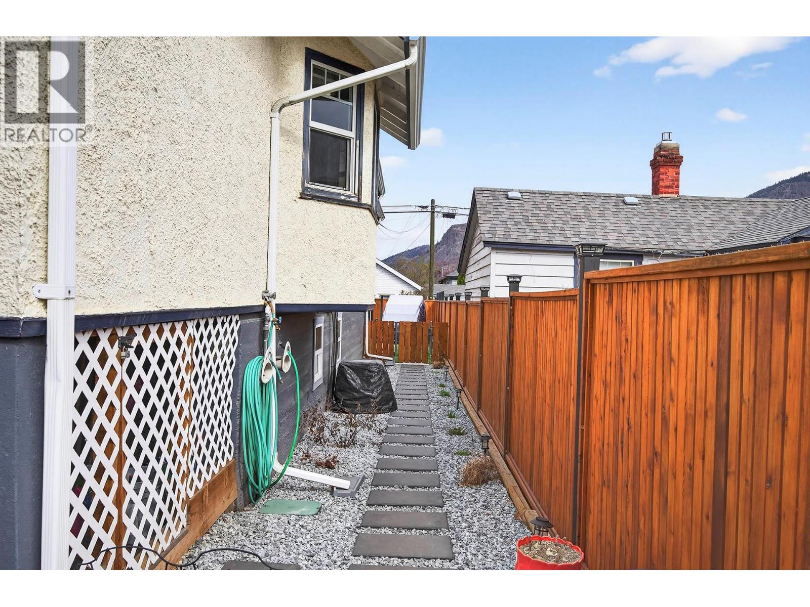 862 BATTLE STREET - 57