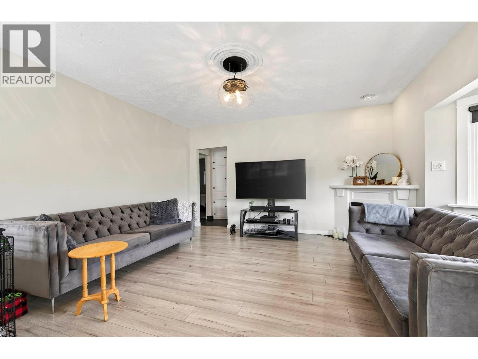 862 BATTLE STREET - 6