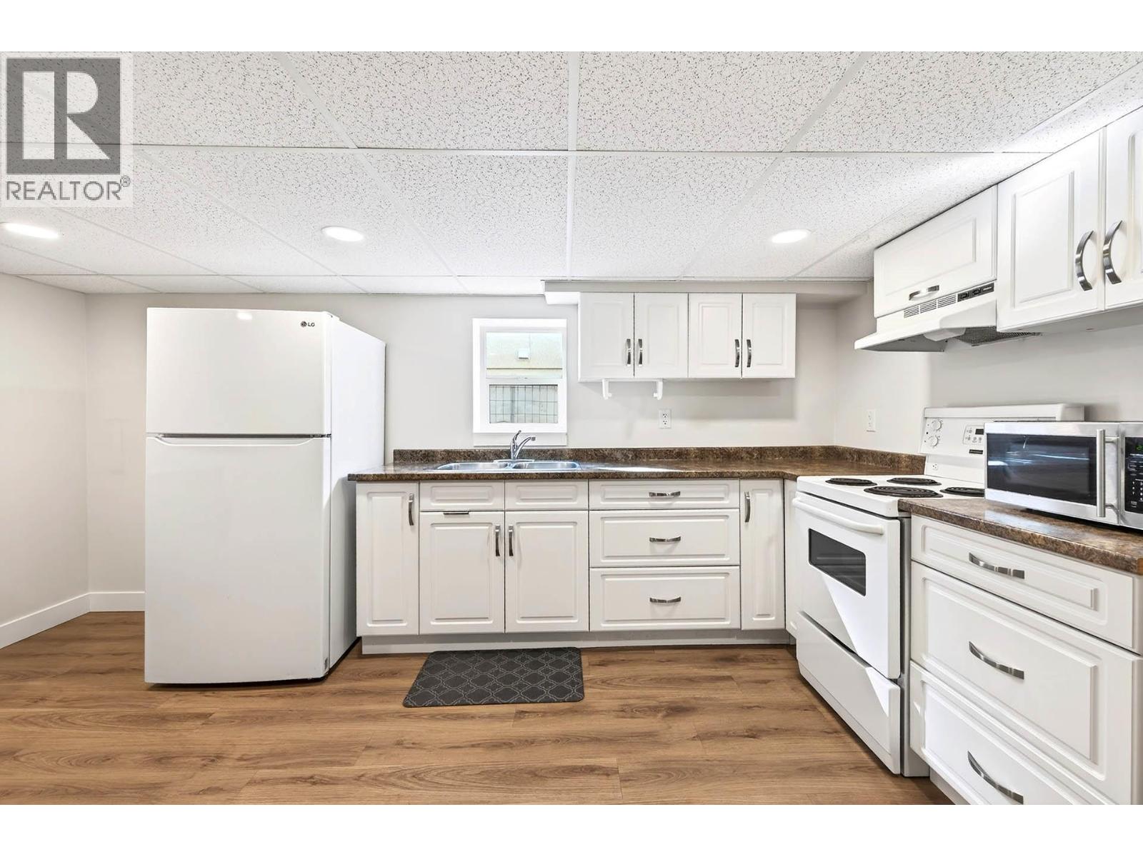 862 BATTLE STREET - 32