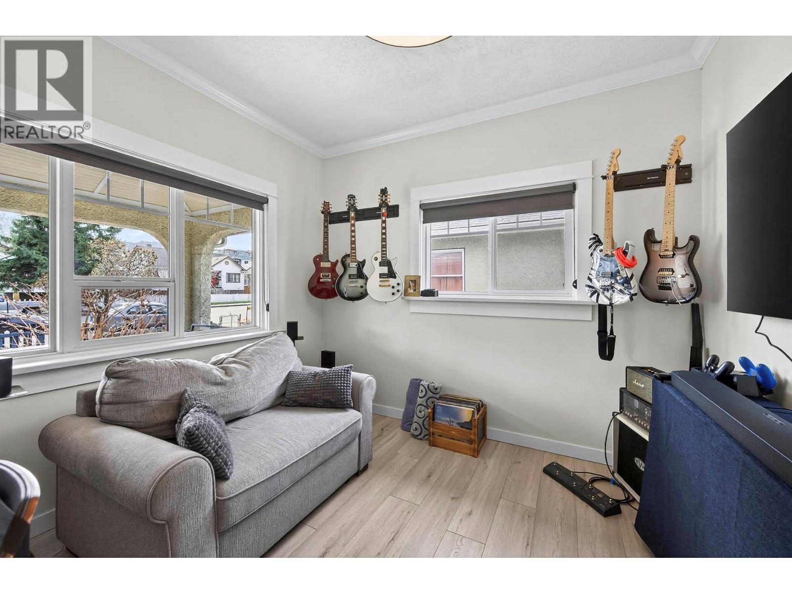 862 BATTLE STREET - 22