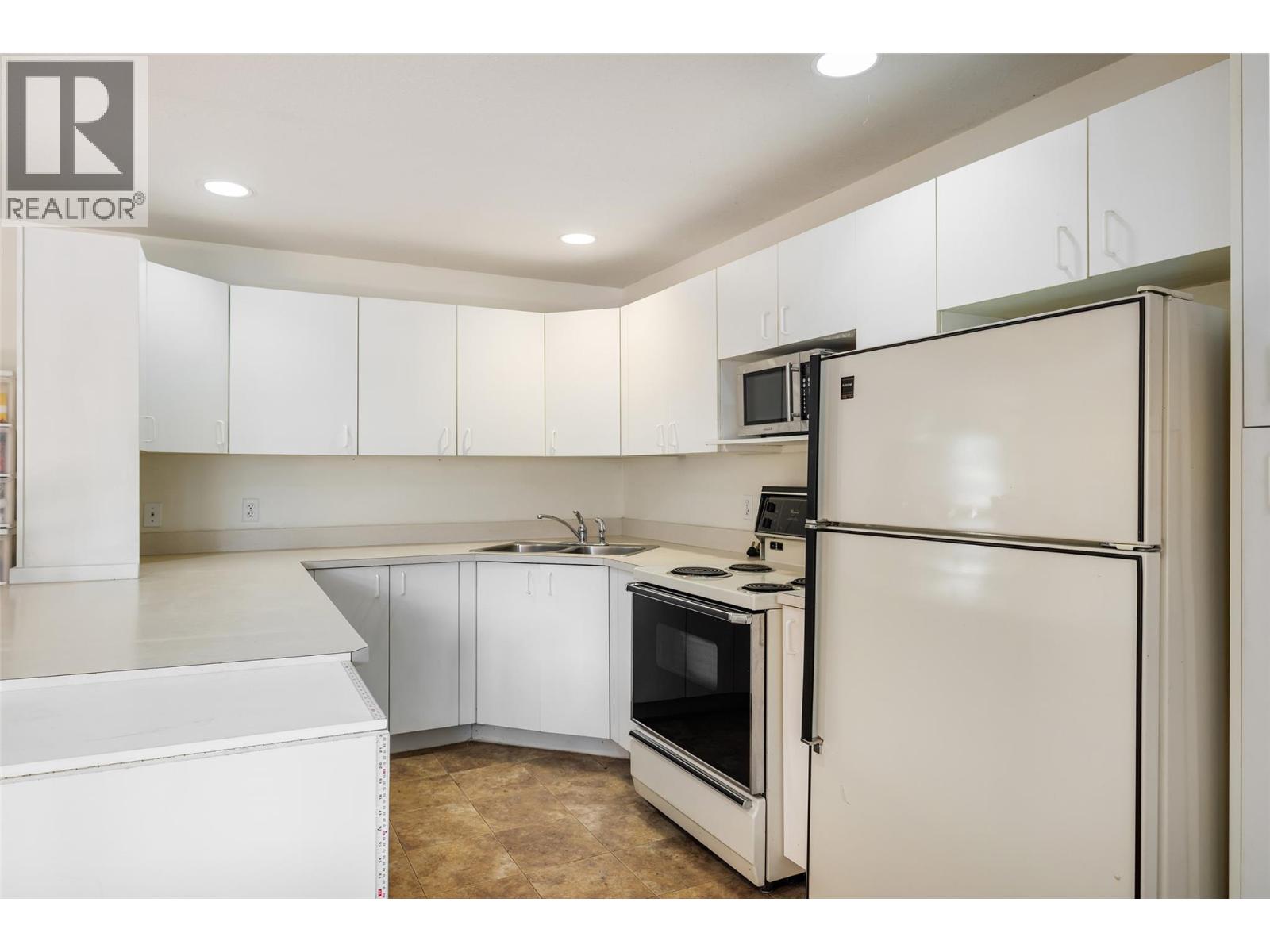 7992 Falcon Ridge Crescent, Kelowna