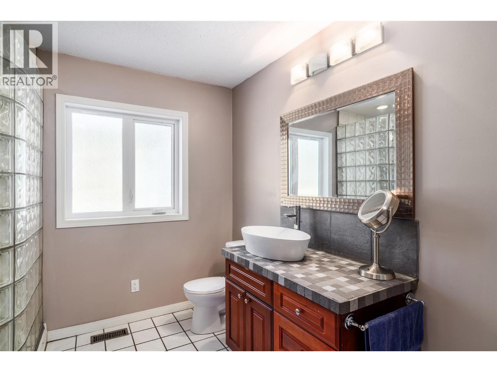 7992 Falcon Ridge Crescent, Kelowna