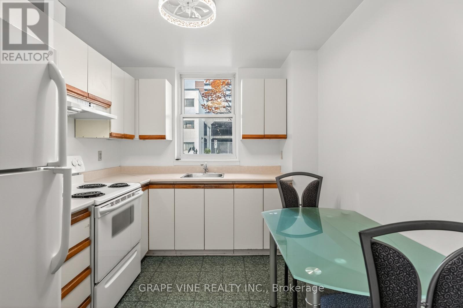 #102 50 BURNSIDE AVENUE - 13