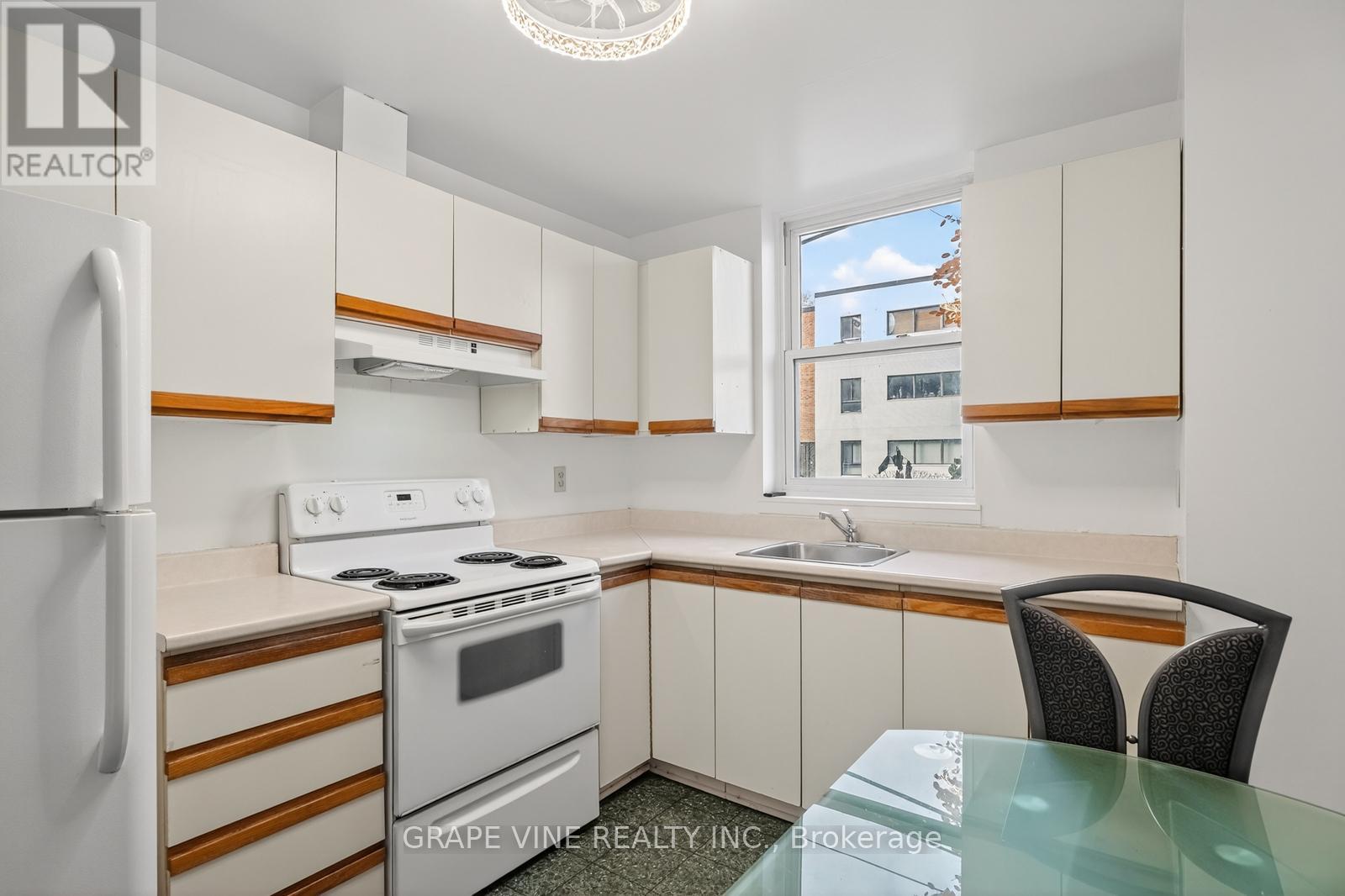 #102 50 BURNSIDE AVENUE - 14