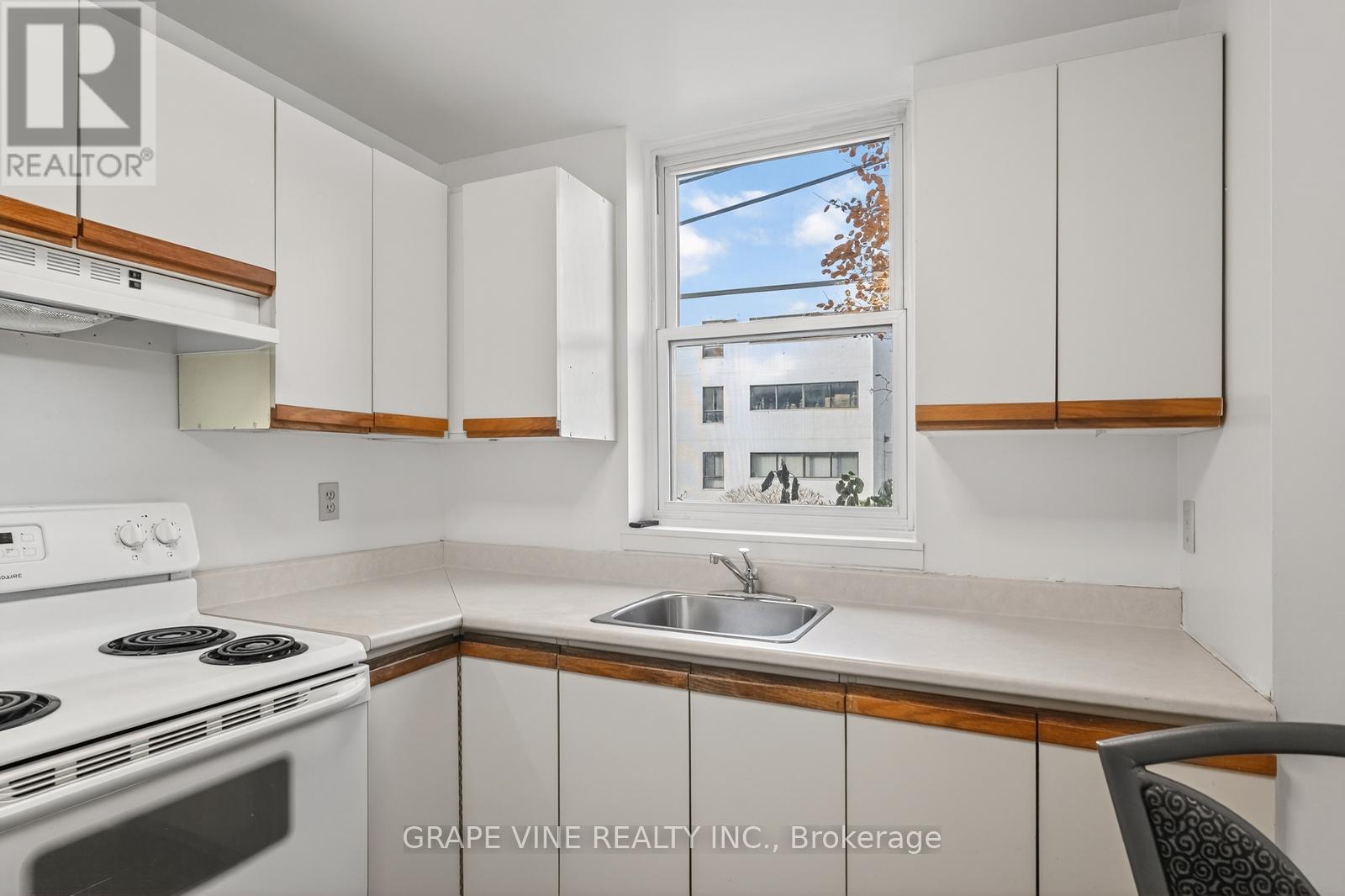 #102 50 BURNSIDE AVENUE - 16