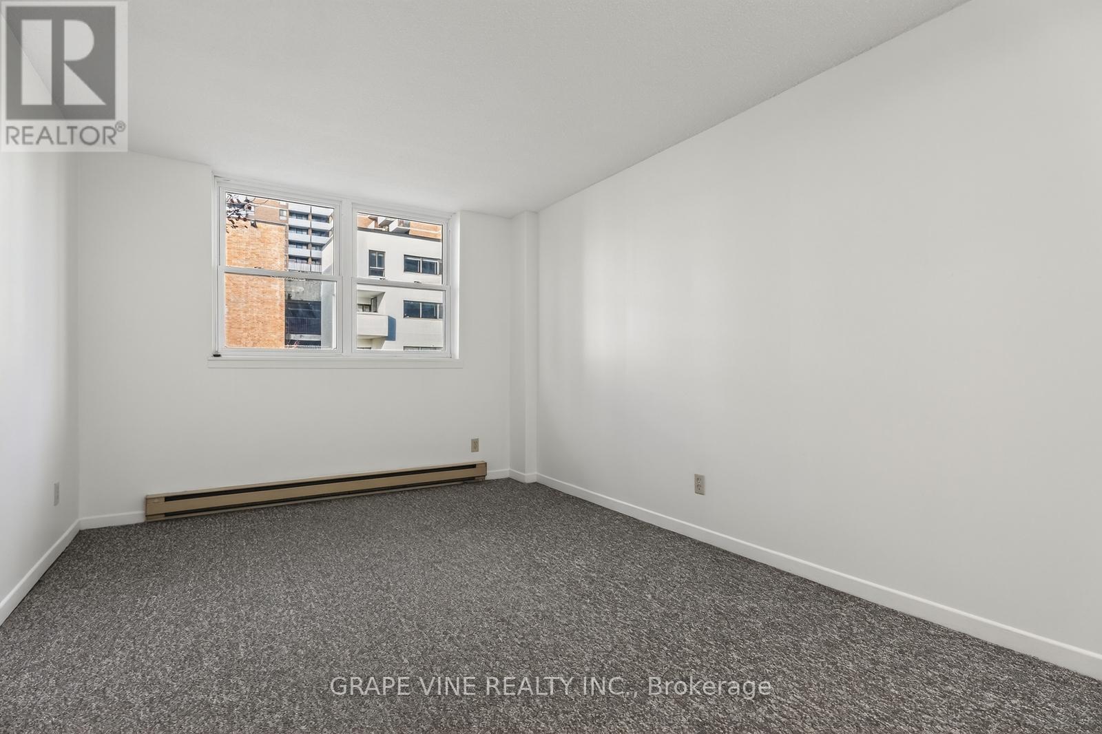 102 - 50 BURNSIDE AVENUE — photo 27
