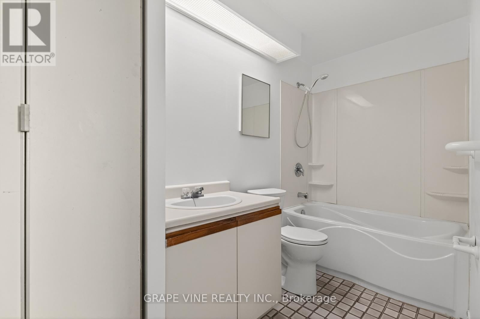 102 - 50 BURNSIDE AVENUE — photo 31