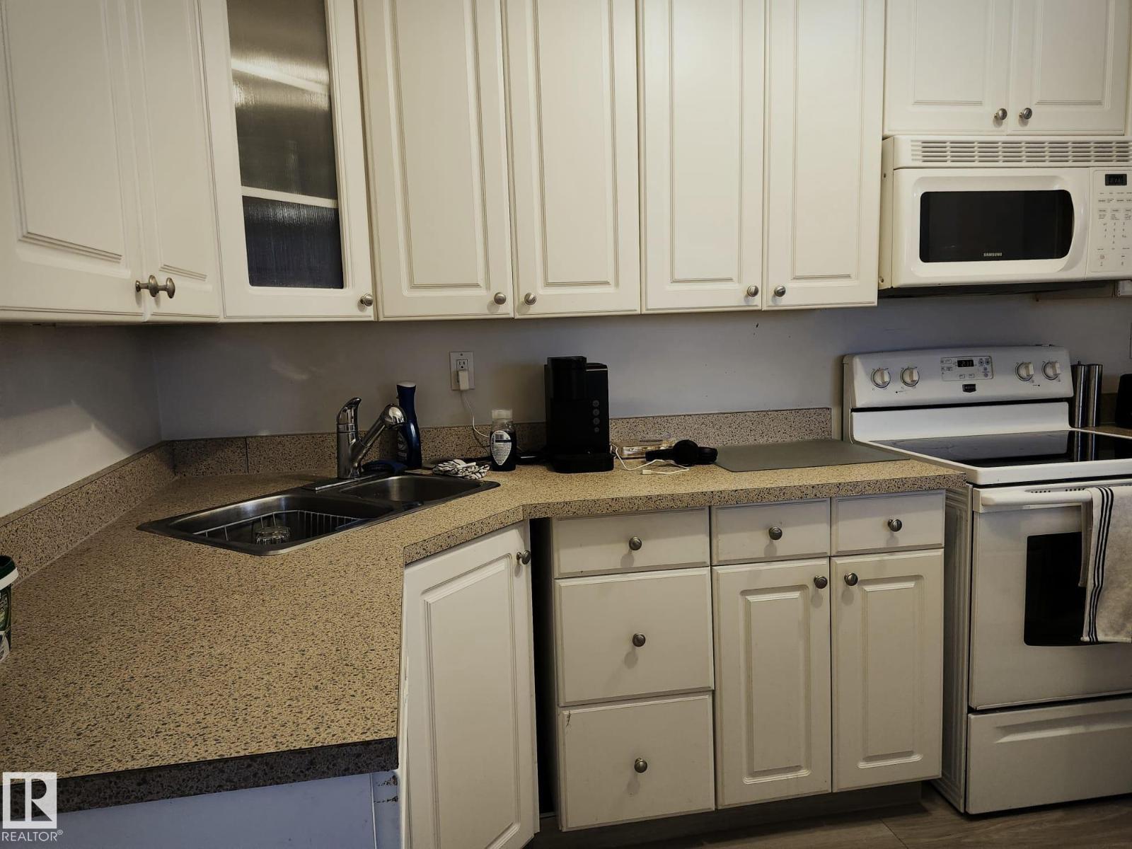 #4 6120 118 AV NW - 6