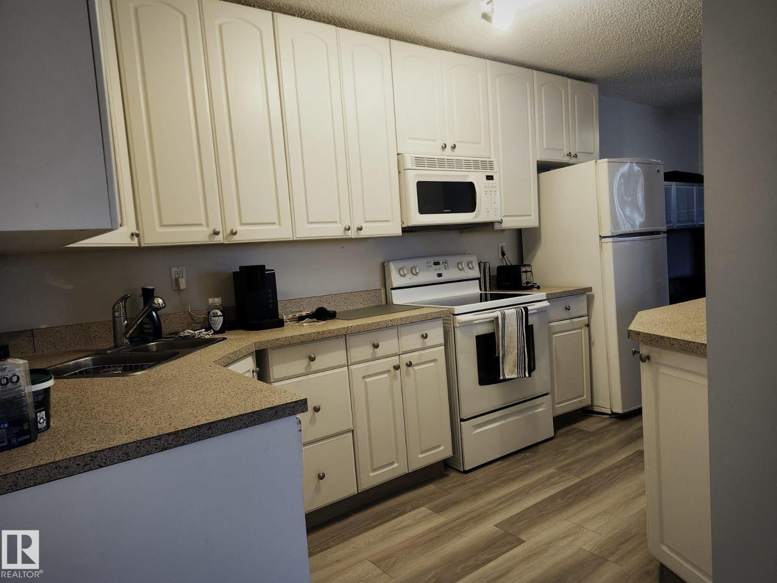 #4 6120 118 AV NW - 9