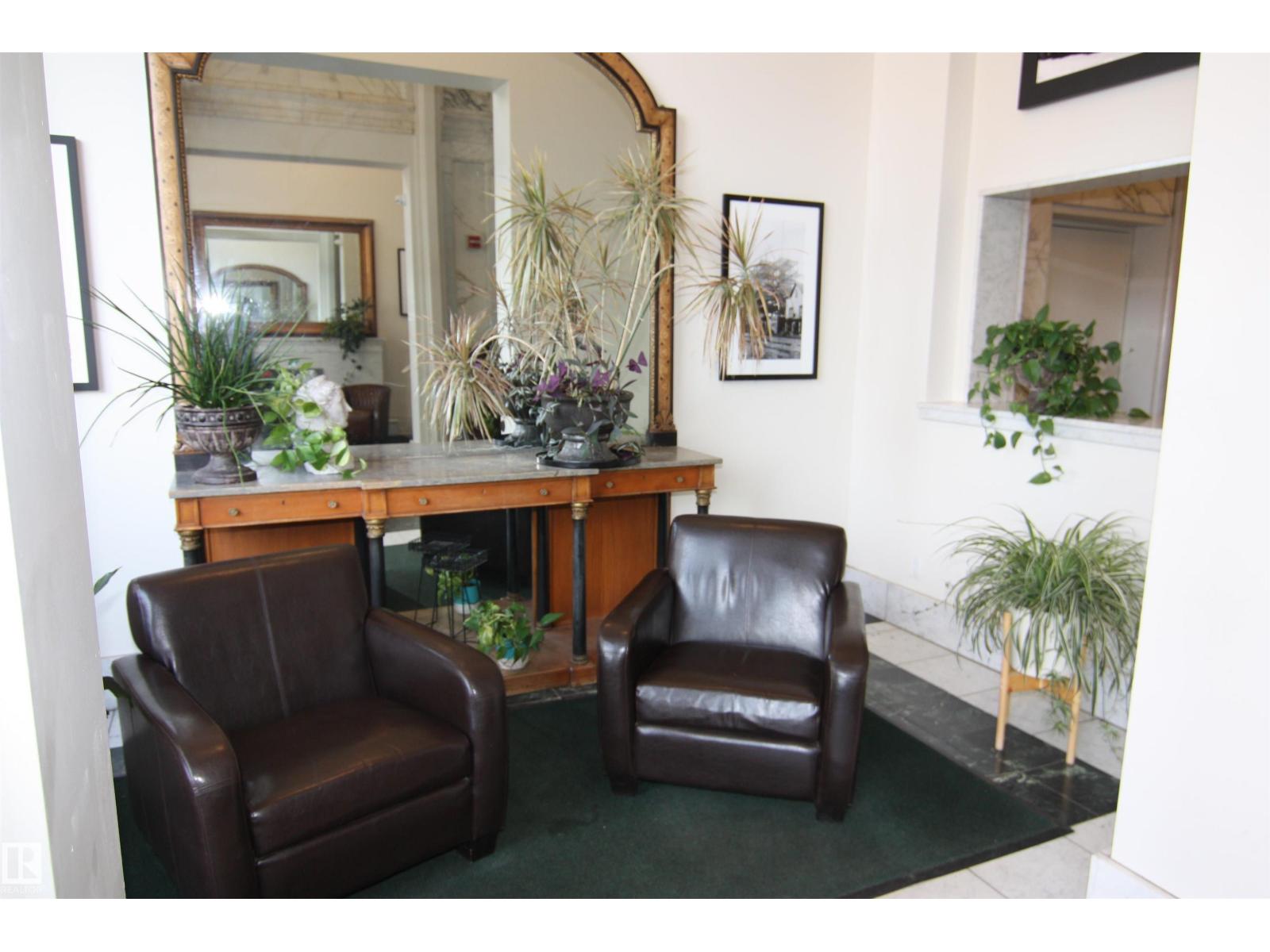 311 10134 100 ST NW - 4