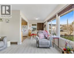 Living room - 2429 Gosset Road, West Kelowna, BC V4T1P4 Photo 7