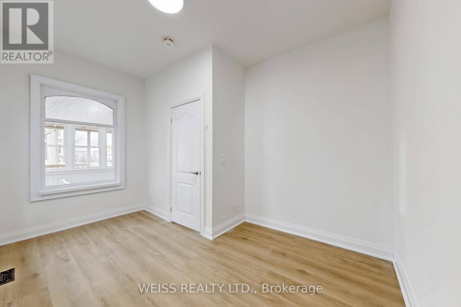 181 TALBOT STREET N - 35