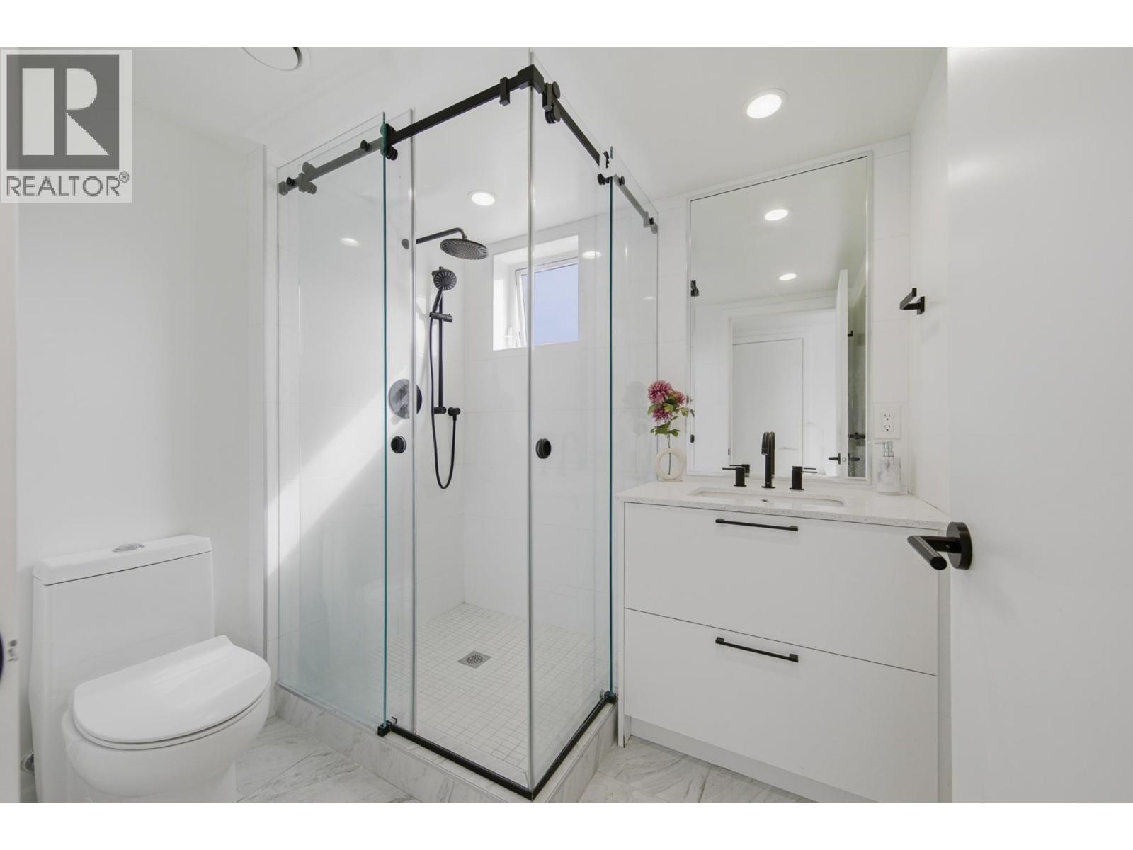 356 555 E 2ND STREET, North Vancouver