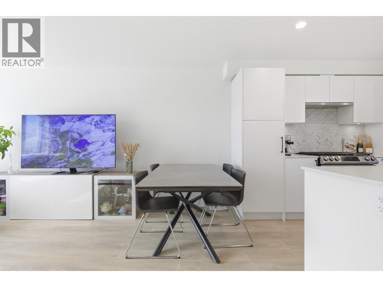 356 555 E 2ND STREET, North Vancouver