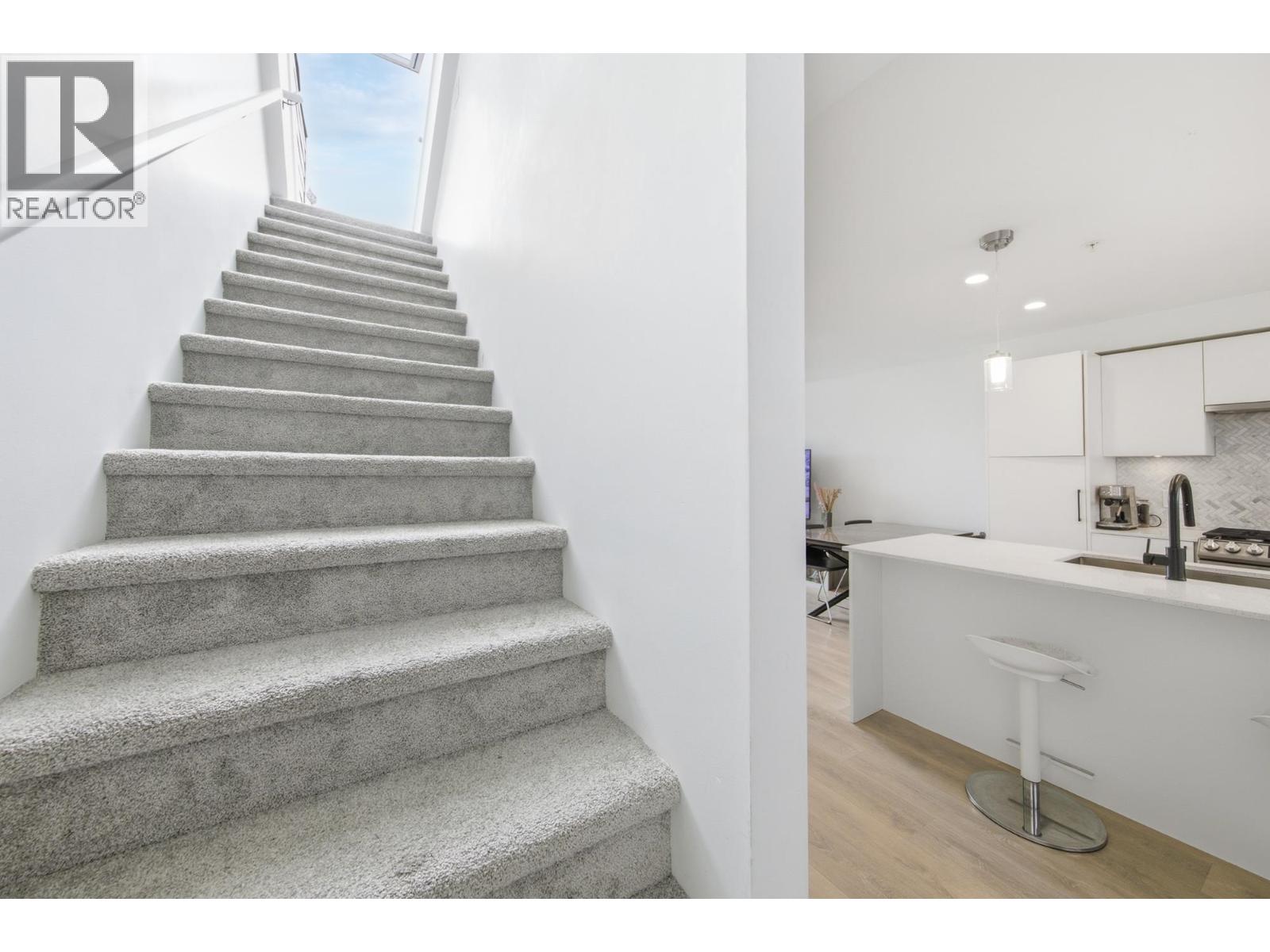 356 555 E 2ND STREET, North Vancouver