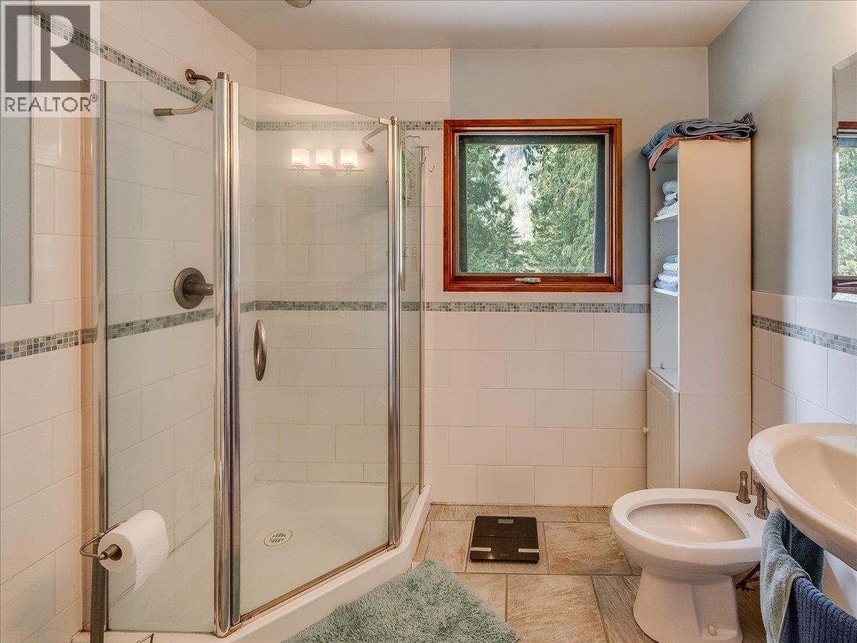  2827 Evin Road, Slocan Park