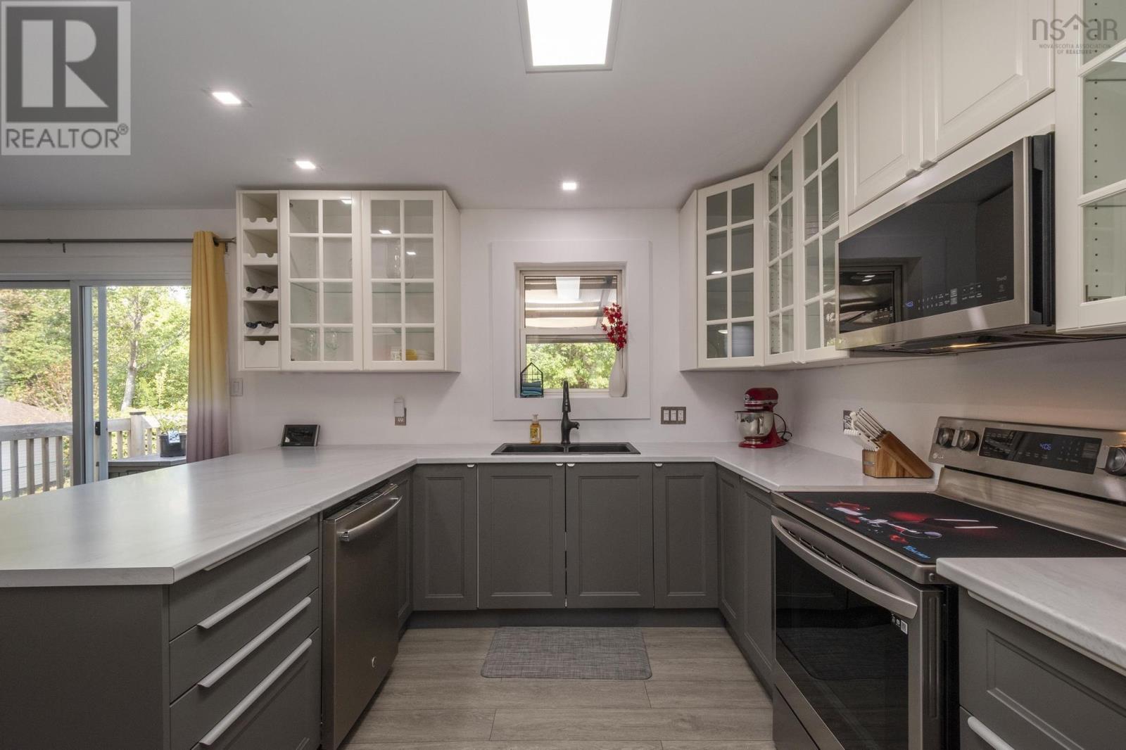 Property 15 of 40 of 92 Balcom Crescent