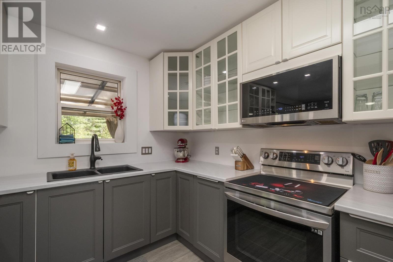 Property 16 of 40 of 92 Balcom Crescent