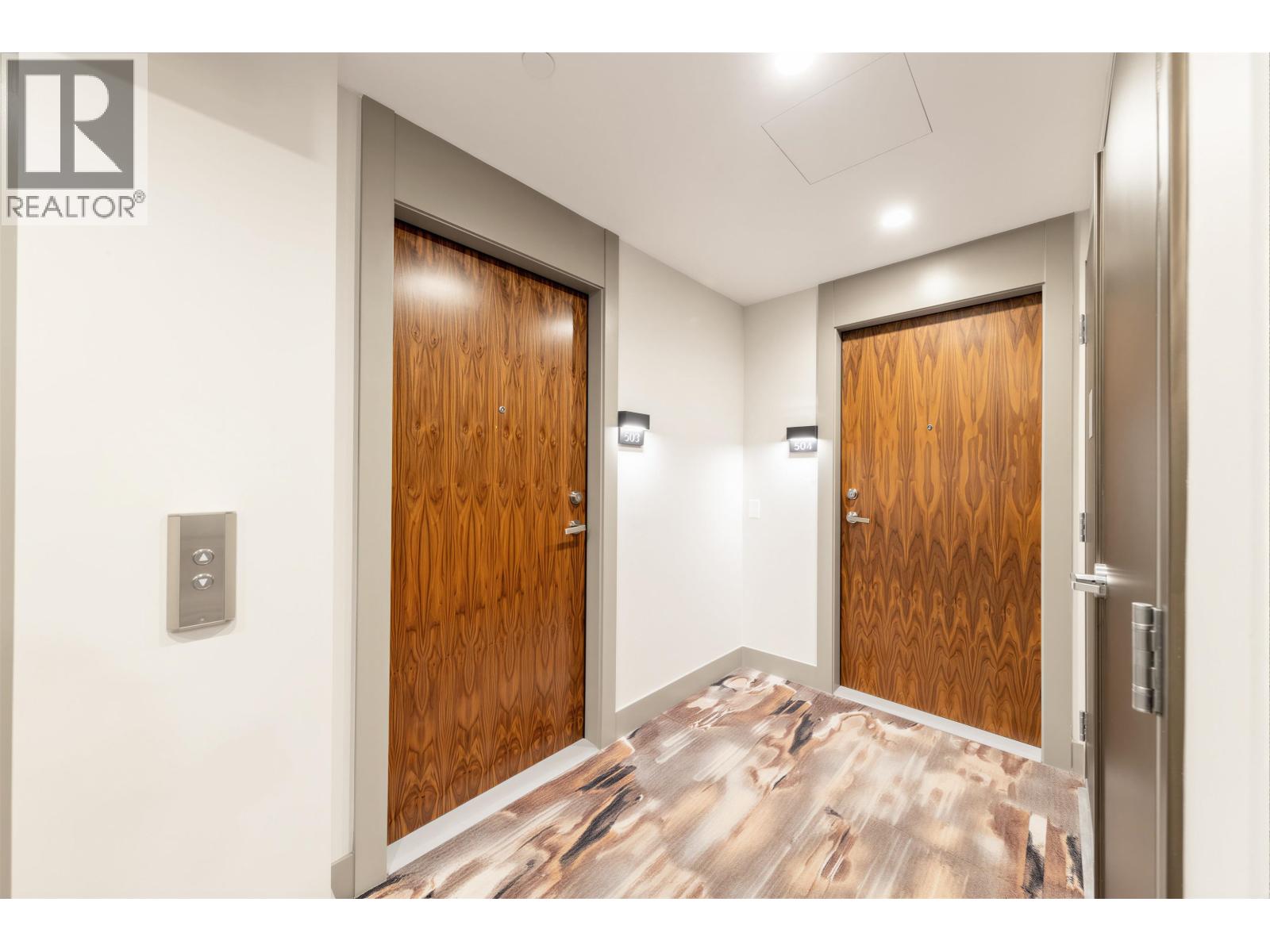 503 423 6TH STREET, West Vancouver