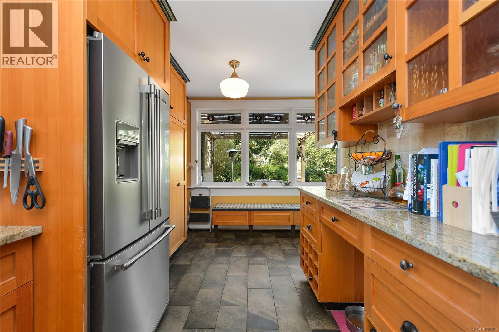 566 Gorge Rd W - 10