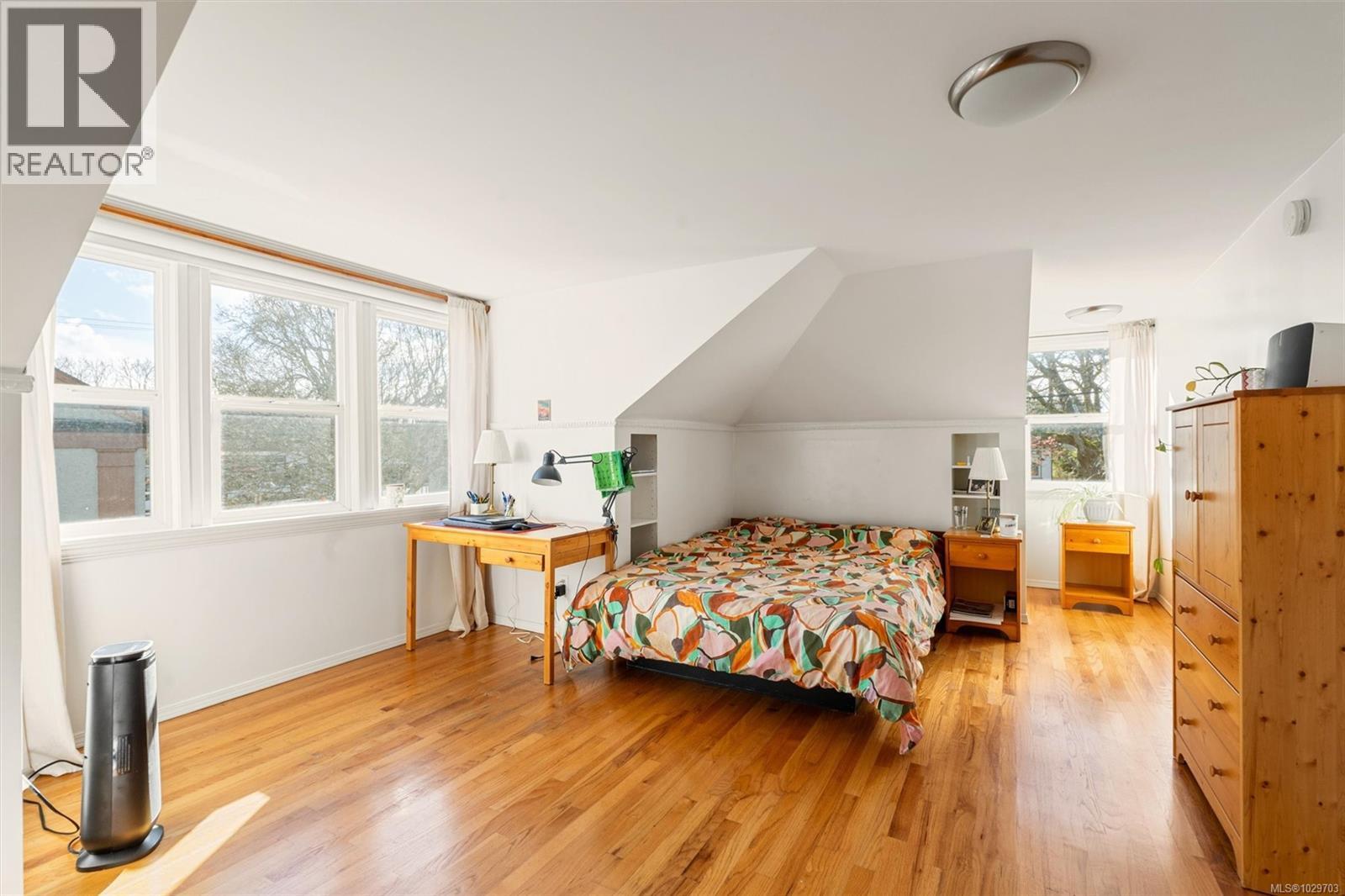  1525 Davie Street, Victoria