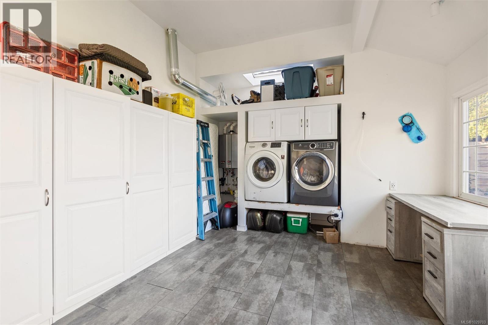  1525 Davie Street, Victoria