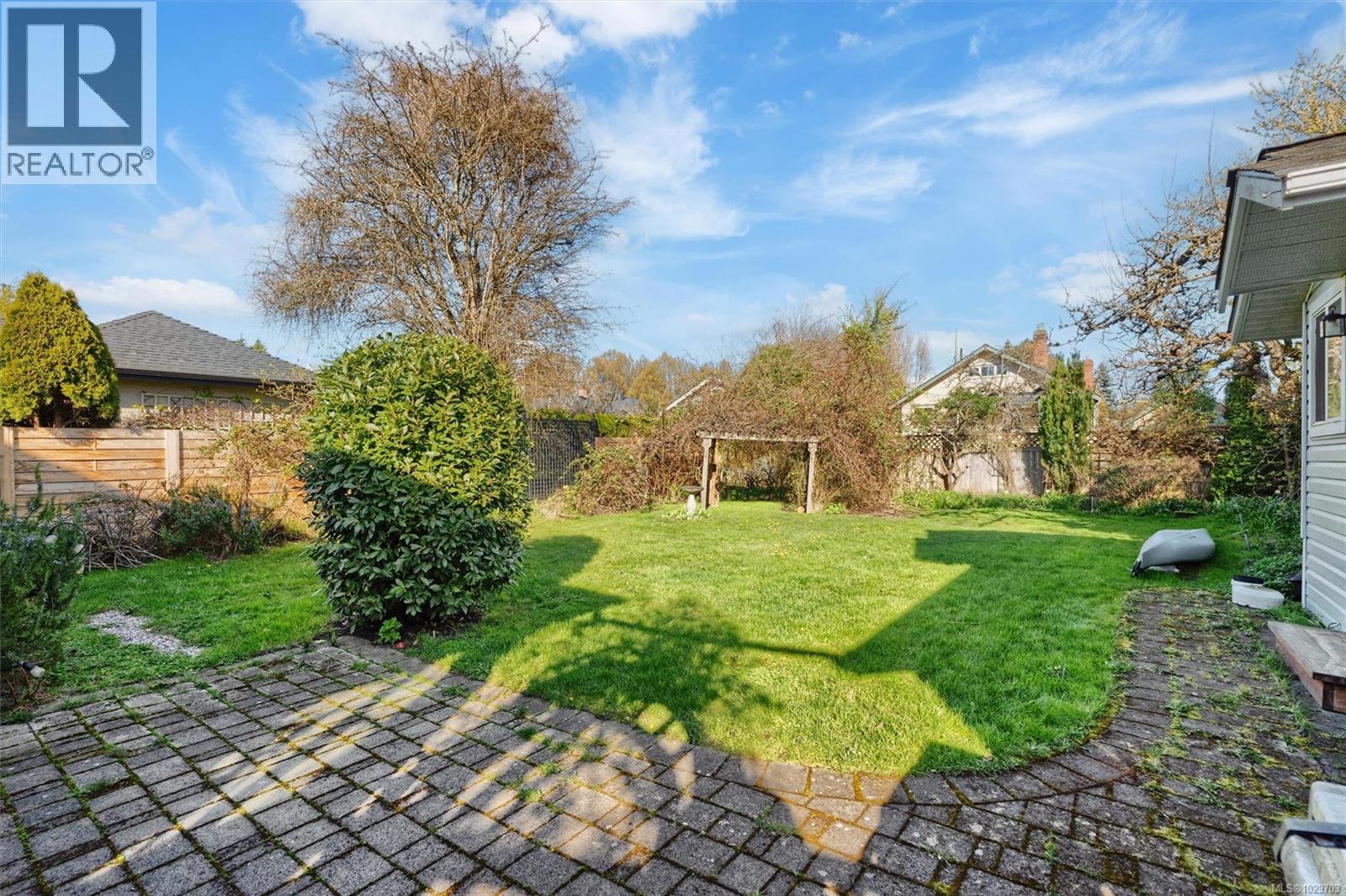  1525 Davie Street, Victoria