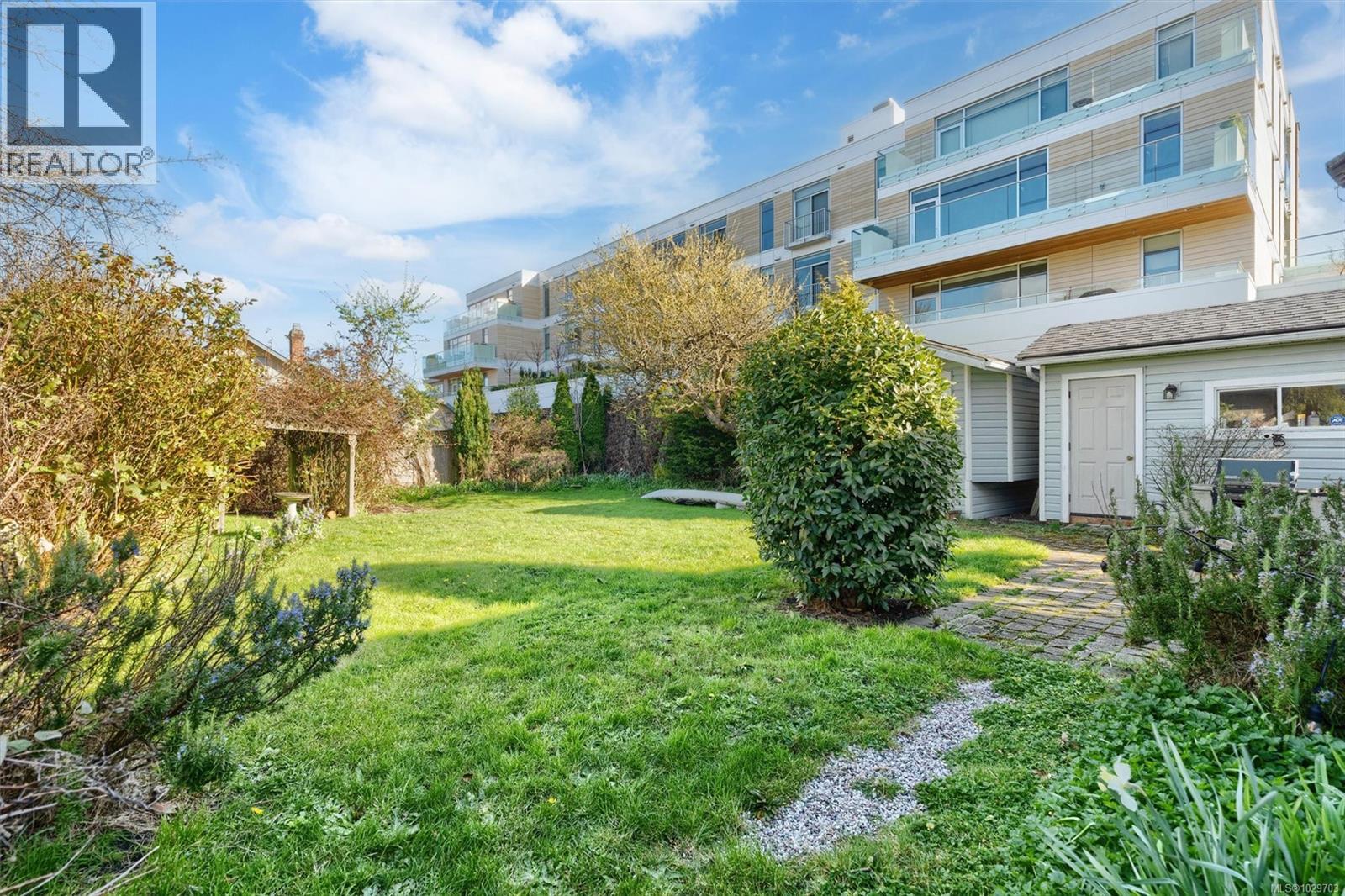  1525 Davie Street, Victoria