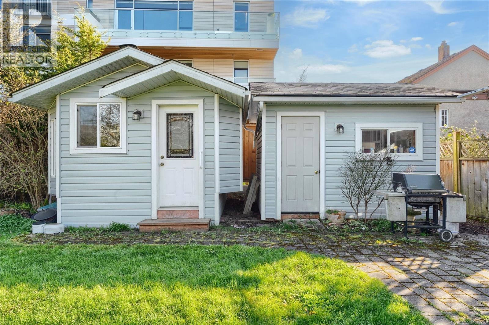  1525 Davie Street, Victoria