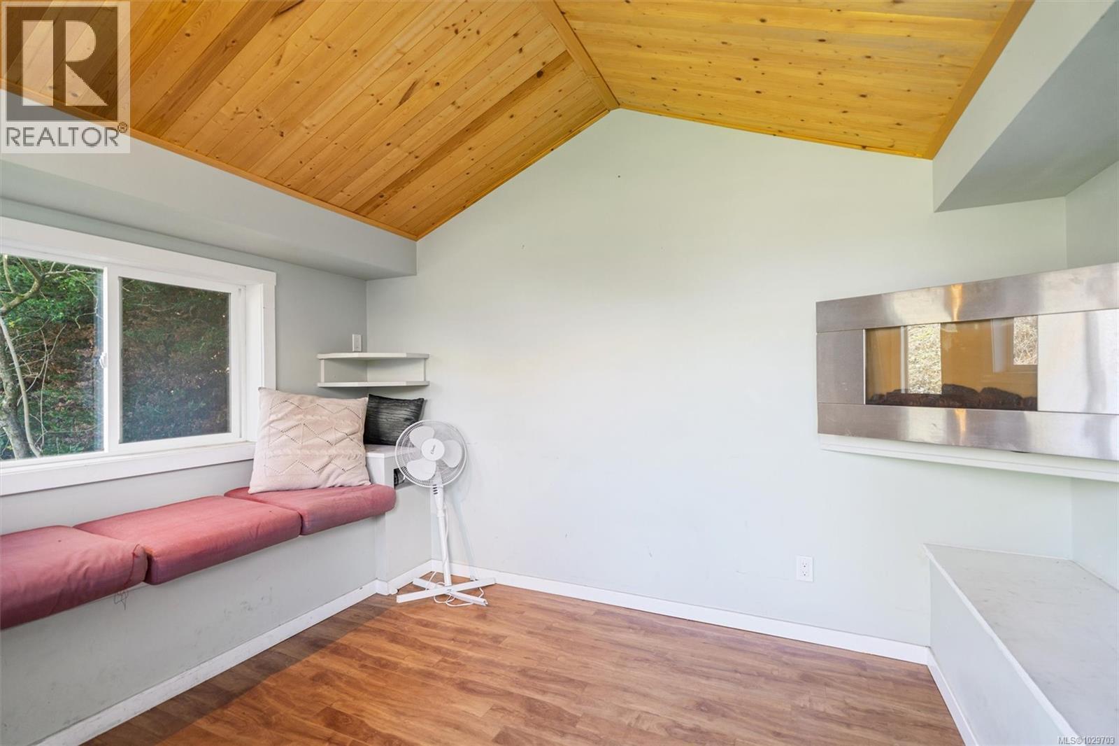  1525 Davie Street, Victoria