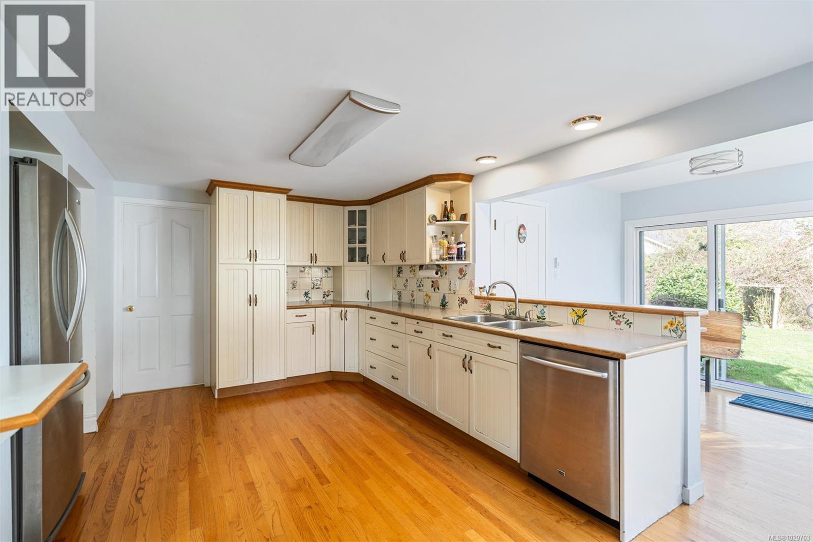  1525 Davie Street, Victoria