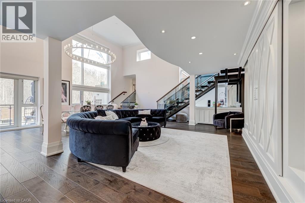 #215 397 KING Street W - 19