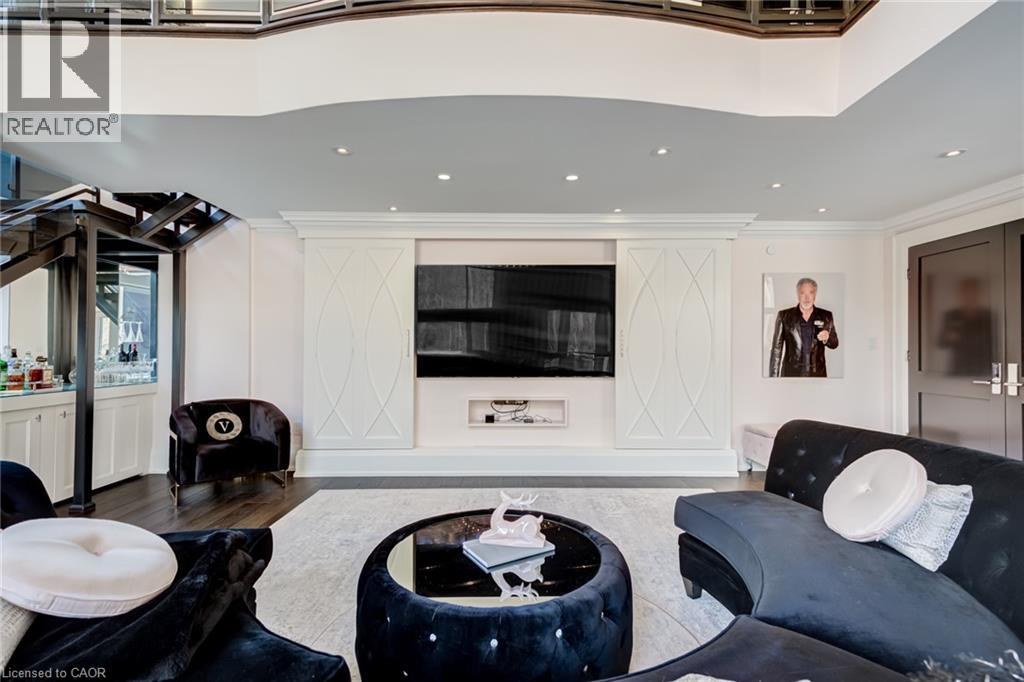 #215 397 KING Street W - 22