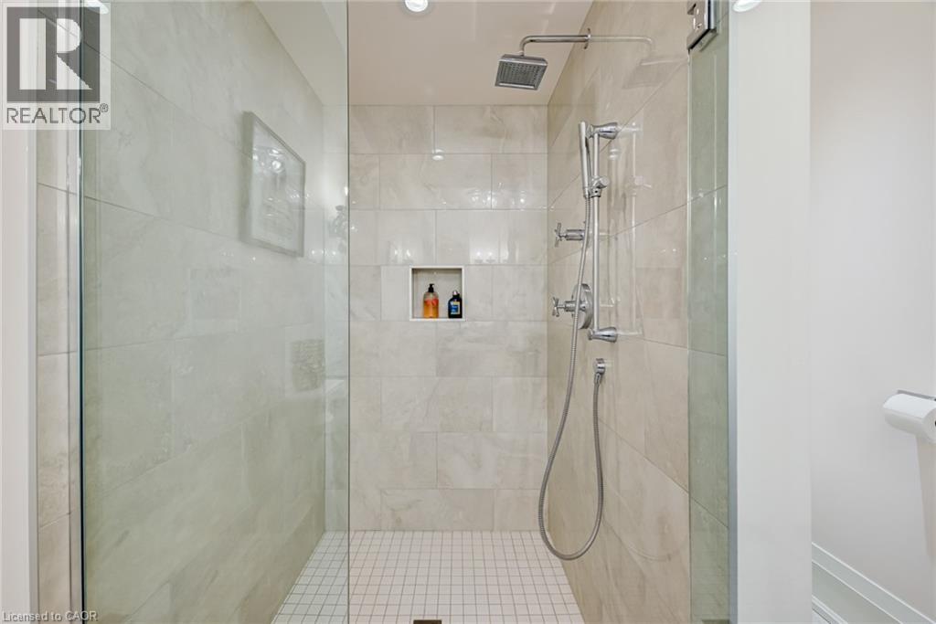 #215 397 KING Street W - 27
