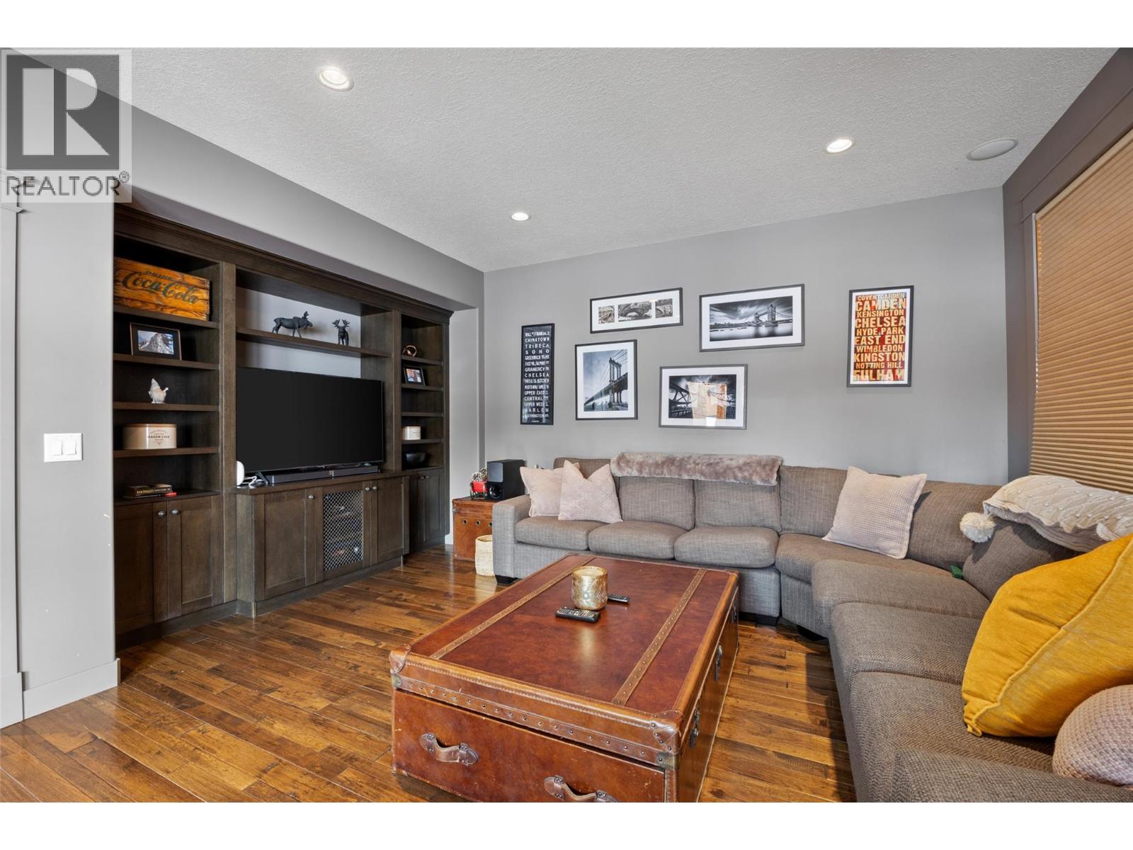 #16 5040 VALLEY DRIVE - 19