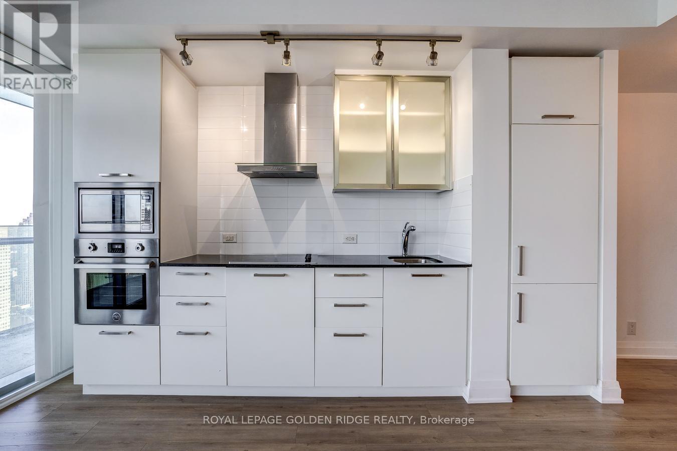 #5809 14 YORK STREET - 14