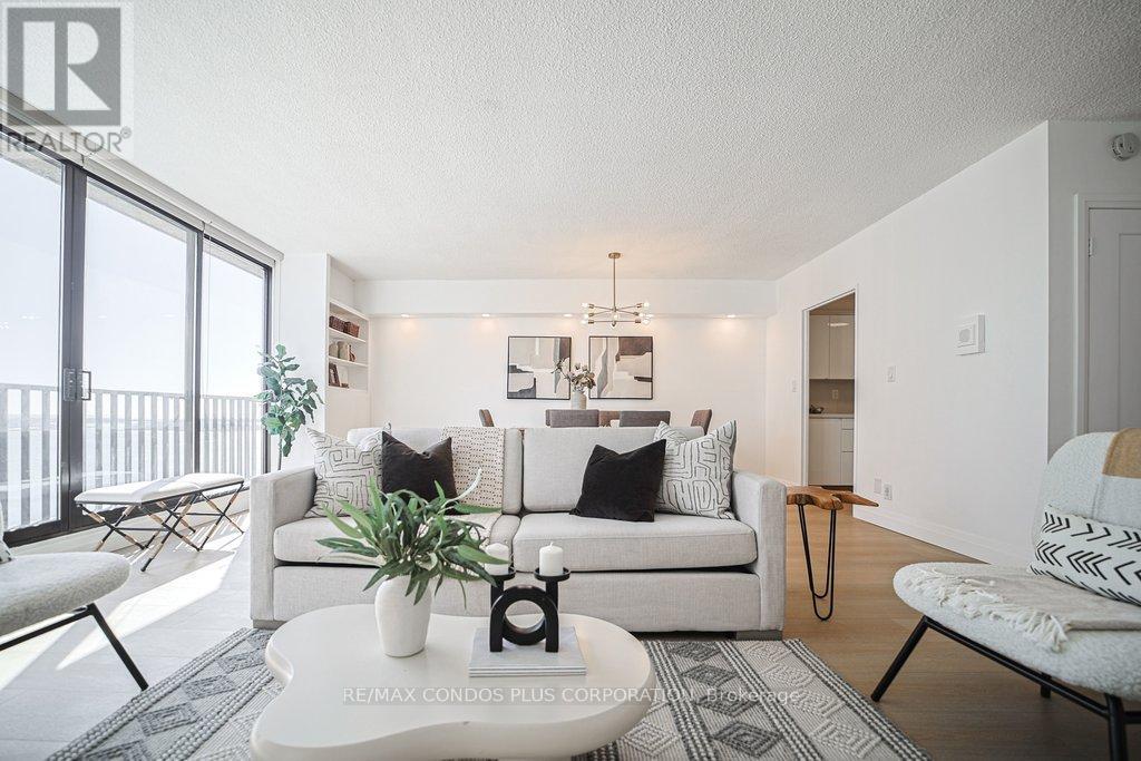 #2232 33 HARBOUR SQUARE - 28