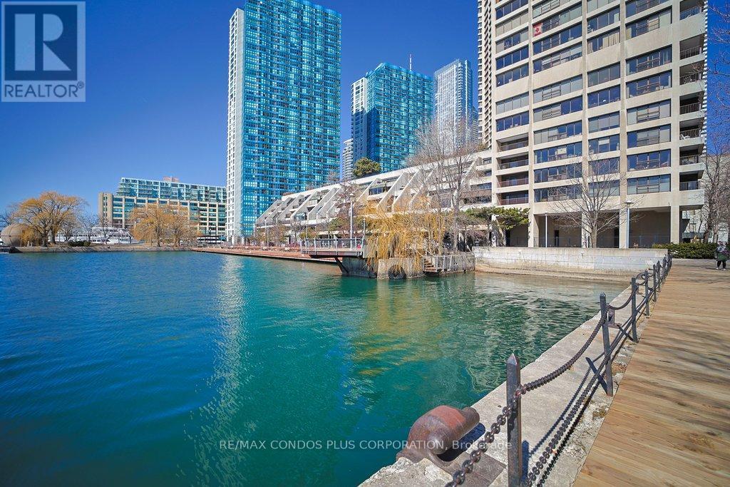 #2232 33 HARBOUR SQUARE - 39