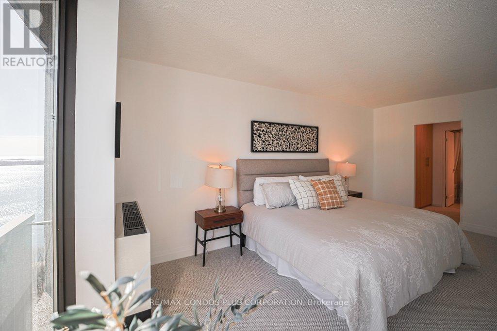 #2232 33 HARBOUR SQUARE - 38