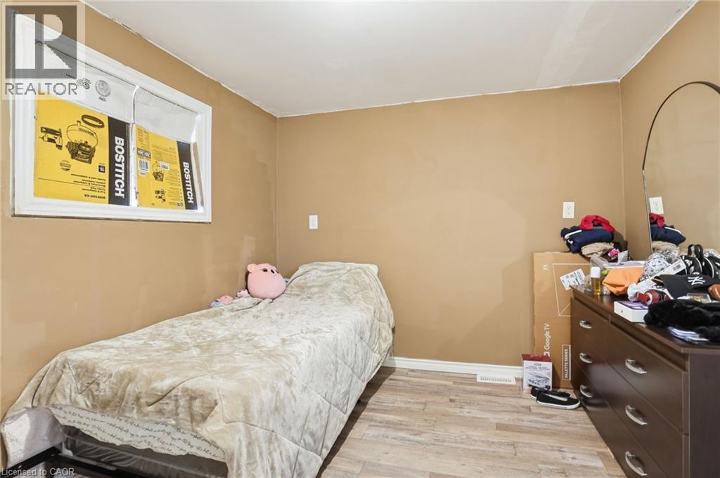 61 GRAHAM AVENUE N - 12