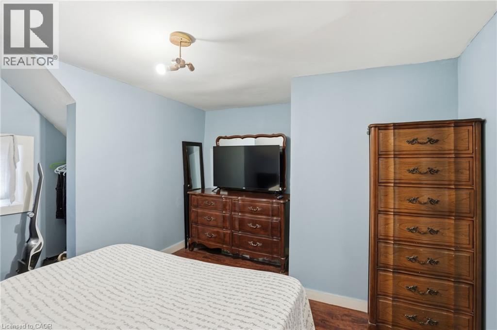 61 GRAHAM AVENUE N - 16