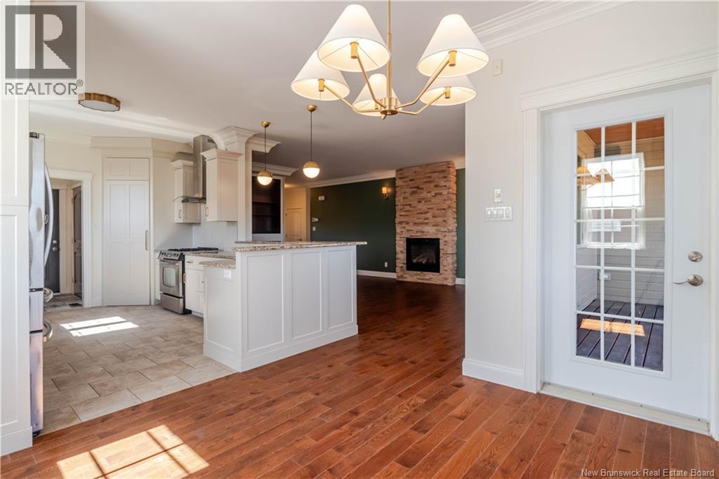 686 HILLCREST DRIVE - 13